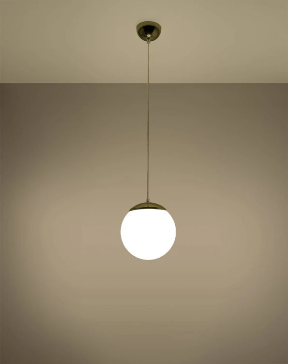 Elegancka lampa UGO 20 cm Sollux łączy biały szklany klosz ze złotymi elementami ze stali. Model SL.0715 świetnie prezentuje się nad barkiem, stołem i wyspą kuchenną. Oprawka 1xE27, żarówka do kupienia osobno.