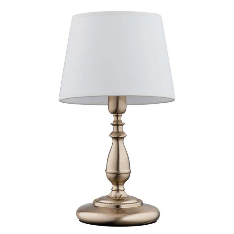Lampa stołowa ROKSANA 16078 marki Alfa to idealna propozycja dla osób ceniących klasyczny styl z nutą elegancji. Połączenie metalowej podstawy w kolorze patyny z białym, tkaninowym abażurem sprawia, że lampa doskonale wpisuje się w aranżacje sypialni.