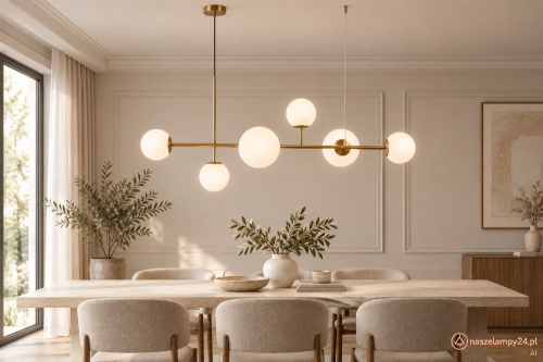 VAILANTE Italux to elegancka lampa nad stół z 6 białymi kulami i konstrukcją w kolorze miodowego mosiądzu. Model ma 115 cm szerokości, regulowaną wysokość 54–110 cm oraz oprawki 2 × E27 i 4 × E14.