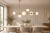 VAILANTE Italux to elegancka lampa nad stół z 6 białymi kulami i konstrukcją w kolorze miodowego mosiądzu. Model ma 115 cm szerokości, regulowaną wysokość 54–110 cm oraz oprawki 2 × E27 i 4 × E14.