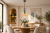 Nowoczesna lampa BUSCO 1xE27 z bursztynowym szkłem i eleganckimi detalami to idealny wybór nad stół lub wyspę kuchenną. Zapewnia nastrojowe światło i wyjątkowy wygląd wnętrza.