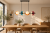 Kolorowa lampa sufitowa NAUTI Italux z czterema szklanymi kulami i oprawkami G9. Czarne wykończenie oraz niebieskie, pomarańczowe i czerwone akcenty pasują do nowoczesnej kuchni, jadalni, salonu lub pokoju młodzieżowego.