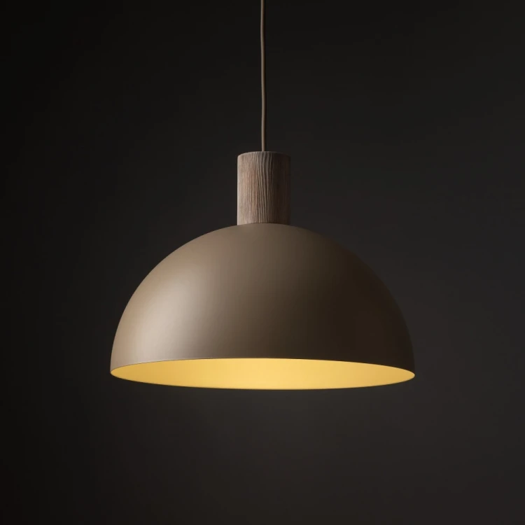 Minimalistyczna lampa wisząca OSLO 11010 wyróżnia się beżowym kloszem, drewnianym akcentem i prostą formą. Średnica 33,5 cm pozwala zastosować ją nad stołem lub wyspą. Pasuje do wnętrz loftowych, skandynawskich i japandi.