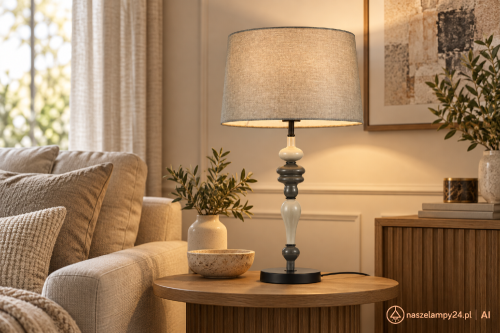Elegancka lampka stołowa NEROM z czarną podstawą i szarym abażurem z tkaniny. Model Italux ma 60 cm wysokości, średnicę 34 cm oraz gniazdo 1xE27 do 60 W. Sprawdzi się na komodzie, szafce nocnej lub stoliku przy sofie.