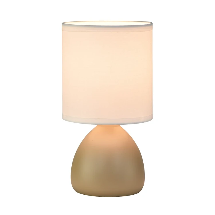 Lampka nocna SABRINA ML2771 Milagro ma ceramiczną podstawę w kolorze taupe i materiałowy abażur, który delikatnie rozprasza światło. Kompaktowy model na żarówkę E14 LED do 10W. Wymiary: 12 × 12 × 23,5 cm, IP20.
