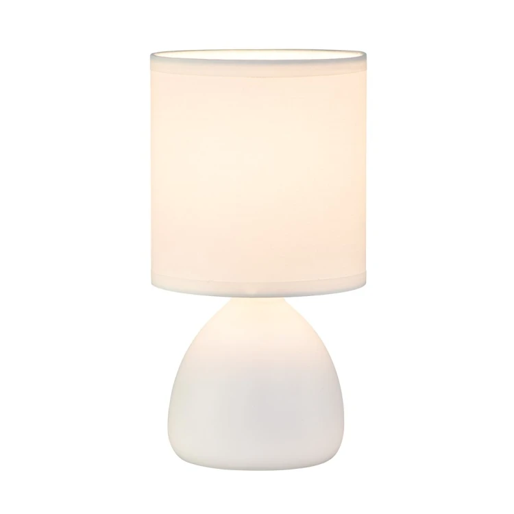 Lampka nocna SABRINA ML2769 marki Milagro ma białą ceramiczną podstawę i abażur z tkaniny. Wysokość 23,5 cm sprawia, że idealnie pasuje na szafkę nocną, komodę lub biurko. Wymienne źródło światła: 1×E14, maksymalnie 10W LED.