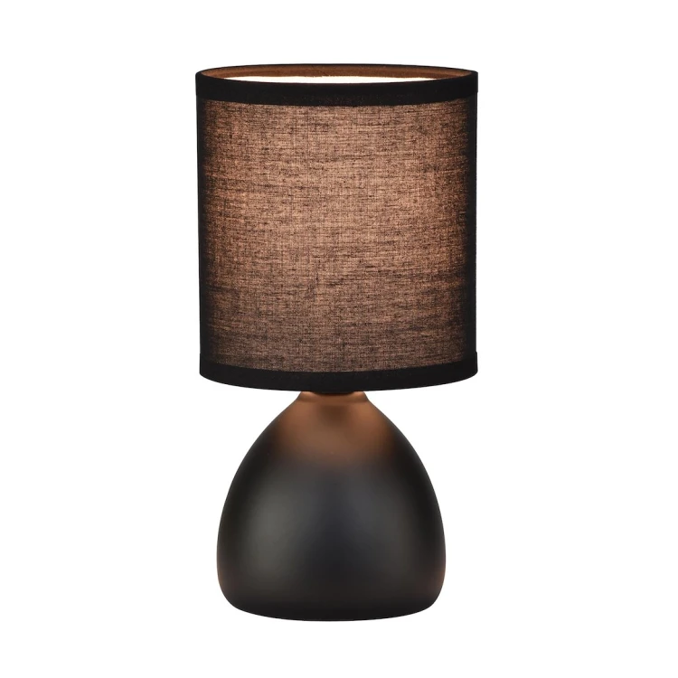 Czarna lampka nocna SABRINA ML2770 marki Milagro ma ceramiczną podstawę i abażur z tkaniny. Wysokość 23,5 cm sprawia, że idealnie pasuje na szafkę nocną, komodę lub biurko. Wymienna żarówka 1×E14, maks. 10W LED.