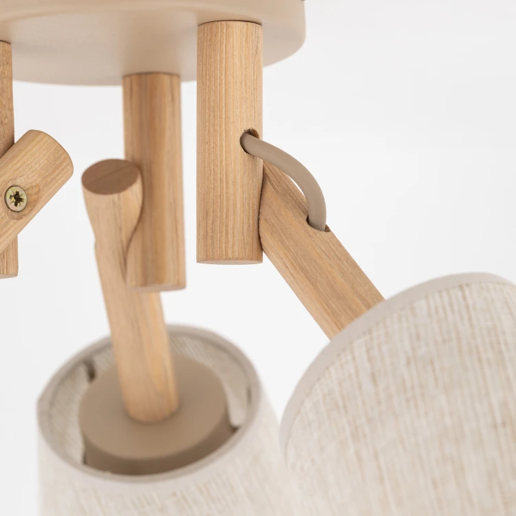 Lampa VAIO 11605 to naturalne drewno, beżowy len i trzy regulowane źródła światła E27. Niewielka wysokość 30 cm sprawia, że plafon pasuje również do niższych pomieszczeń. Idealny do salonu, kuchni i sypialni.