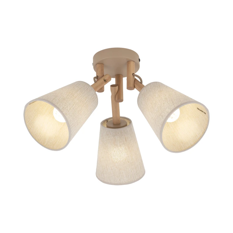 Lampa sufitowa VAIO z trzema lnianymi abażurami zapewnia możliwość regulowania kierunku światła. Drewniane elementy i beżowa kolorystyka pasują do jasnych wnętrz boho i skandynawskich. Model 3xE27, IP20, 230 V.