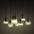 Lampa SOPHIA 11151 z 8 punktami światła E14 to dekoracyjne oświetlenie do nowoczesnych i eleganckich wnętrz. Koniakowe klosze oraz zielone szklane kule tworzą efektowną kaskadę nad stołem w jadalni.