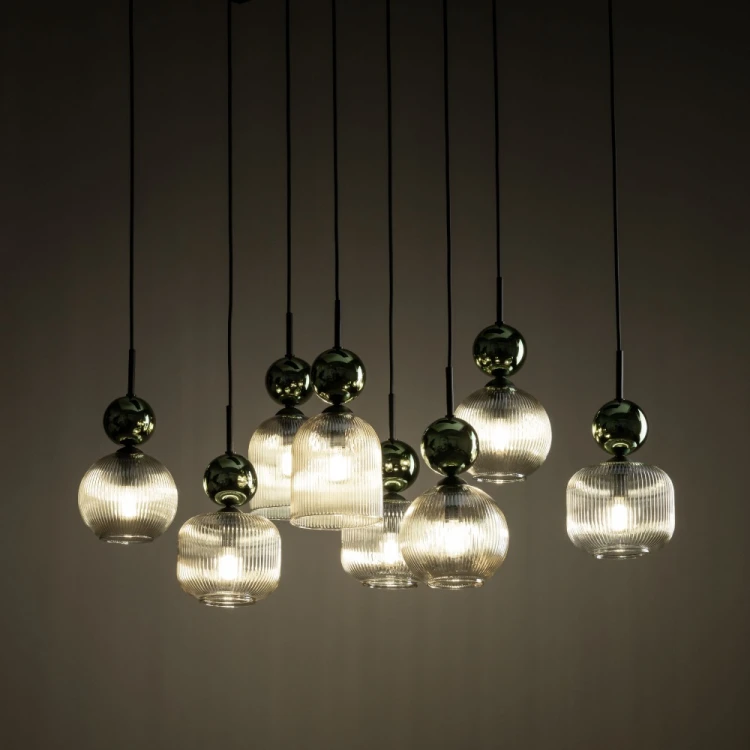 Lampa SOPHIA 11151 z 8 punktami światła E14 to dekoracyjne oświetlenie do nowoczesnych i eleganckich wnętrz. Koniakowe klosze oraz zielone szklane kule tworzą efektowną kaskadę nad stołem w jadalni.