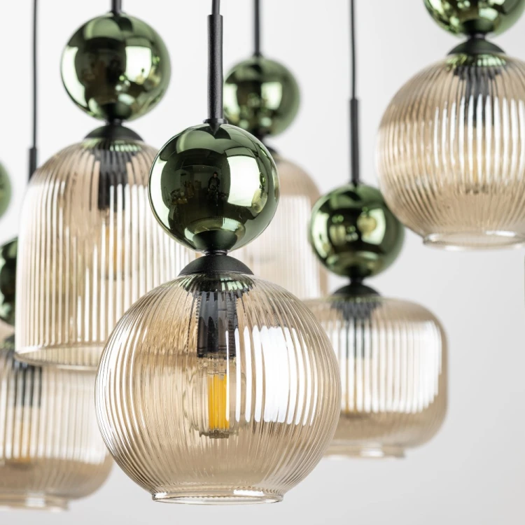Efektowna lampa sufitowa SOPHIA 8xE14 z koniakowymi kloszami i zielonymi detalami. Prostokątna podsufitka 80 × 30 cm pozwala oświetlić duży stół, wyspę lub barek. Wysokość lampy wynosi do 170 cm.