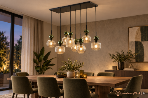 SOPHIA 11151 to elegancka lampa sufitowa 8xE14 w stylu glamour. Koniakowe szklane klosze, zielone dekoracje i czarna podsufitka doskonale prezentują się w salonie, jadalni, kuchni, holu oraz na antresoli.