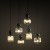 Lampa SOPHIA 11150 z 6 punktami światła E14 to dekoracyjne oświetlenie do eleganckich wnętrz. Ryflowane klosze w kolorze koniakowym i zielone szklane kule tworzą efektowną kaskadę nad stołem w jadalni.
