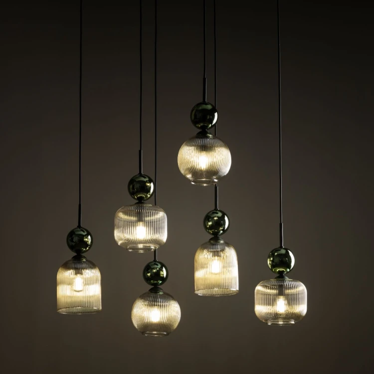 Lampa SOPHIA 11150 z 6 punktami światła E14 to dekoracyjne oświetlenie do eleganckich wnętrz. Ryflowane klosze w kolorze koniakowym i zielone szklane kule tworzą efektowną kaskadę nad stołem w jadalni.