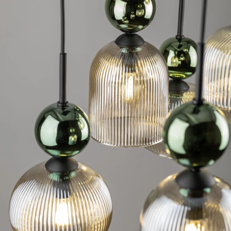 Lampa wisząca SOPHIA 11150 ma 6 szklanych kloszy w kolorze koniakowym. Zielono-czarna konstrukcja, kaskadowy układ i możliwość dobrania barwy światła sprawdzą się w salonie, kuchni oraz jadalni.
