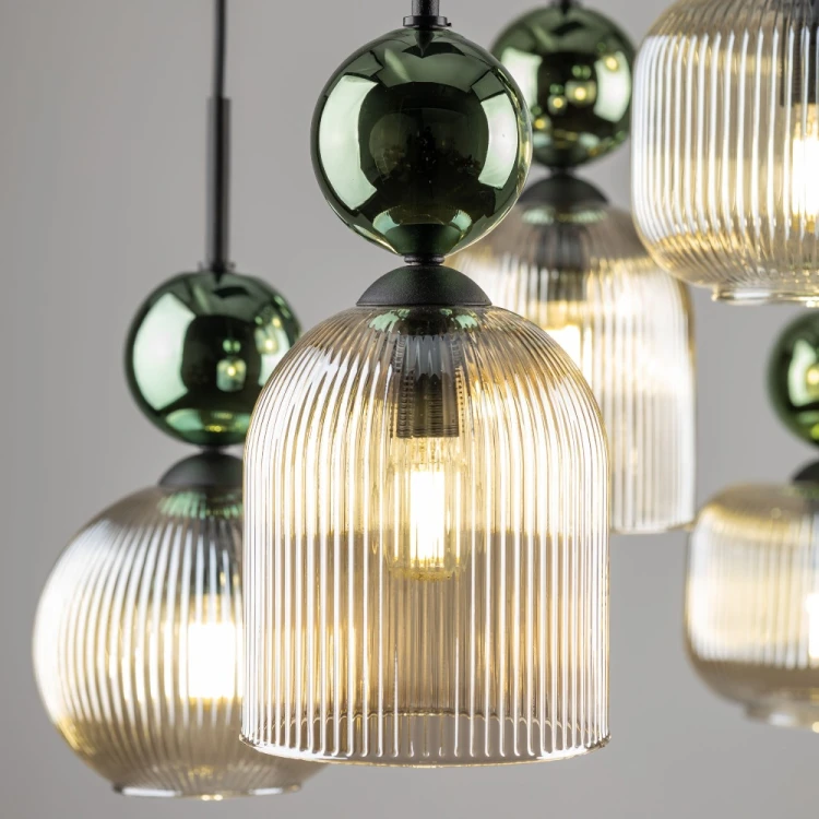 Efektowna lampa sufitowa SOPHIA 6xE14 z koniakowymi kloszami i zielonymi detalami. Podsufitka o długości 60 cm pozwala oświetlić stół, wyspę lub barek. Wysokość lampy wynosi do 170 cm.