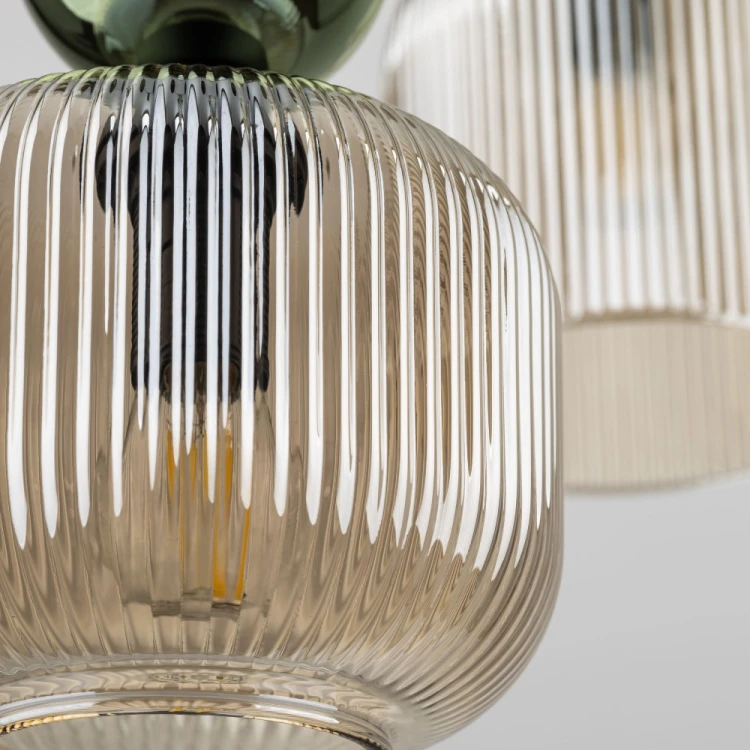 Efektowna lampa sufitowa SOPHIA 6xE14 z koniakowymi kloszami i zielonymi detalami. Podsufitka o długości 60 cm pozwala oświetlić stół, wyspę lub barek. Wysokość lampy wynosi do 170 cm.