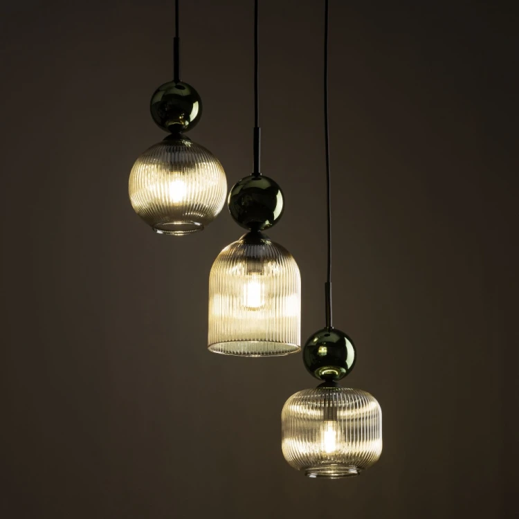 Lampa SOPHIA 11148 z 3 punktami światła E14 to dekoracyjne oświetlenie do eleganckich wnętrz. Ryflowane klosze w kolorze koniakowym i zielone szklane kule tworzą efektowną kaskadę