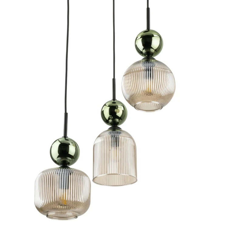 Efektowna lampa sufitowa SOPHIA 3xE14 z koniakowymi kloszami i zielonymi detalami. Okrągła podsufitka Ø30 cm dobrze prezentuje się nad stołem lub wyspą. Barwa światła zależy od zastosowanych żarówek.