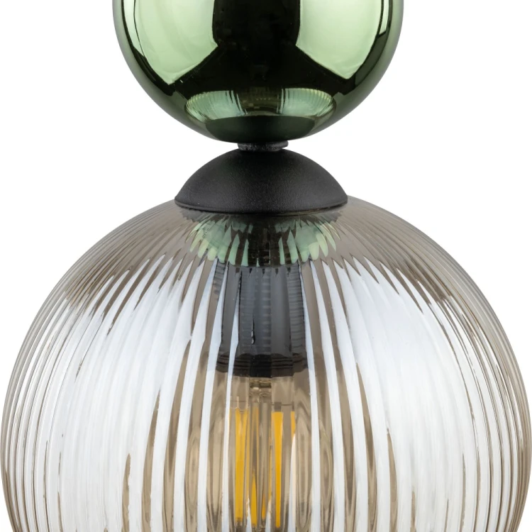 Lampa SOPHIA 11145 z ryflowanym kloszem Cognac efektownie rozprasza światło. Zamontuj ją pojedynczo albo połącz kilka opraw w rzędzie lub kaskadzie. Zielono-czarna konstrukcja, 1xE14 LED do 10 W.
