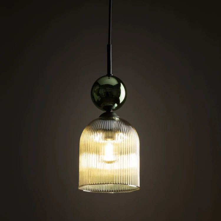 Dekoracyjna lampa sufitowa SOPHIA 11146 z kulistym, ryflowanym kloszem w kolorze koniakowym. Zielona szklana kula nadaje oprawie oryginalny wygląd. Żarówka E14 LED do 10 W, IP20.