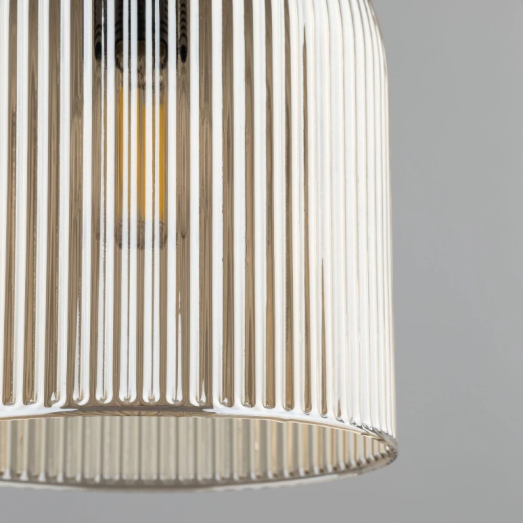 Pojedyncza lampa wisząca SOPHIA 11146 pasuje nad blat, wyspę, barek lub stolik nocny. Koniakowy szklany klosz, zielona kula i czarne elementy tworzą eleganckie połączenie w stylu glamour.