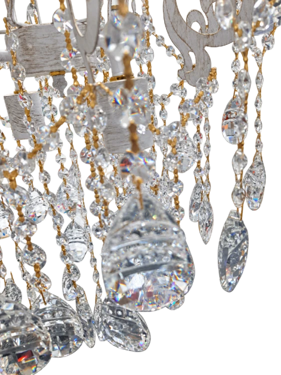 Żyrandol glamour PALOMA 4×E27 łączy metal w kolorze ecru z dekoracyjnymi, przezroczystymi kryształami. Lampa Venti o średnicy 45 cm doskonale prezentuje się w salonie, jadalni, sypialni lub holu.