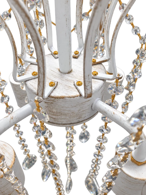 Kryształowy żyrandol PALOMA ecru ze złotymi przetarciami to efektowna lampa do klasycznych i eleganckich wnętrz. Model 4×E27 jest odpowiedni do żarówek LED i zapewnia szeroki wybór barwy światła.