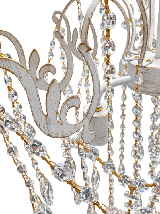 Elegancka lampa sufitowa PALOMA Venti z czterema oprawkami E27. Kolor ecru, subtelne złote przetarcia i liczne kryształowe zawieszenia tworzą dekoracyjne oświetlenie do salonu oraz reprezentacyjnej jadalni.