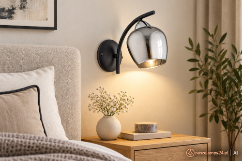 MARAL O3070 K1 CH to czarny kinkiet z półprzezroczystym kloszem grafitowym i chromowanymi detalami. Oprawka E27 pozwala zastosować żarówkę LED do 60 W. Elegancka lampa ścienna pasuje do sypialni, salonu, gabinetu i przedpokoju.