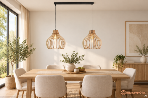 Drewniana lampa sufitowa BARREL Temar z dwoma kloszami to stylowe oświetlenie jadalni, kuchni lub salonu. Ażurowe klosze ze sklejki topolowej mają średnicę 38 cm. Oprawa 2xE27 i regulowana wysokość 50–80 cm ułatwiają dopasowanie lampy. Styl boho i scandi.