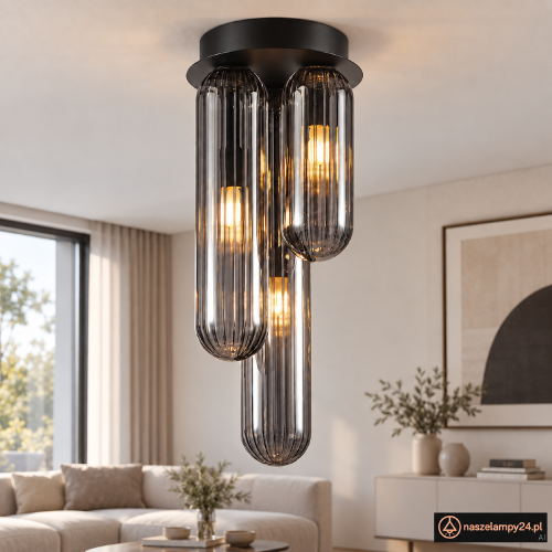 PAX Milagro to czarna lampa sufitowa z trzema podłużnymi kloszami z dymionego szkła. Klosze mają 16, 24 i 32 cm wysokości. Oprawki 3×G9 pozwalają dobrać żarówki LED do wnętrza.