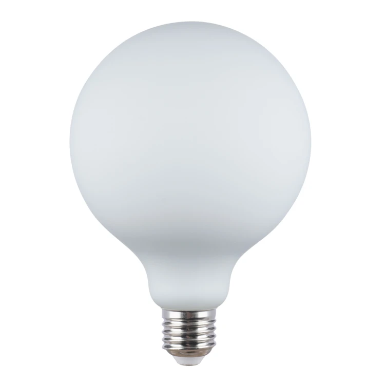 Żarówka LED G125 E27 8 W z mlecznym szkłem emituje 690 lm ciepłego światła 3000 K. Kąt świecenia 360° pomaga równomiernie oświetlić wnętrze. Model jest ściemnialny i pasuje do lamp z gwintem E27. Średnica 12,5 cm, wysokość 17,5 cm.